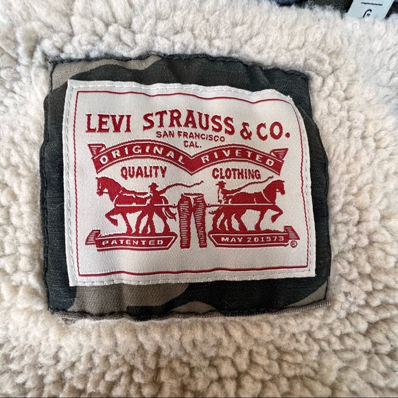 ⭐️  Levi's® Washed Cotton Camouflage Sherpa-Lined Hooded Trucker Jacket LARGE - Picture 10 of 15